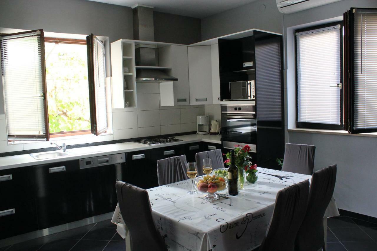 Roses Apartment Lukoran المظهر الخارجي الصورة